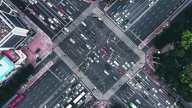 T/L PAN无人机视角的城市街道十字路口在白天视频下载