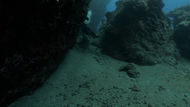 台湾海底巨大的海底尖顶视频素材