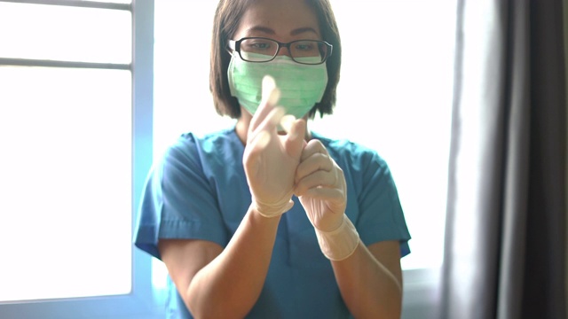 医学研究人员在实验室放置医用手套视频素材