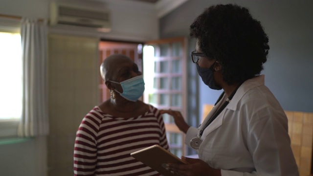 健康访视员和养老院访视期间的一名老年妇女视频素材