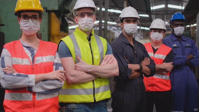 慢镜头和肖像组多民族工厂工人的卫生口罩站在工作场所视频下载
