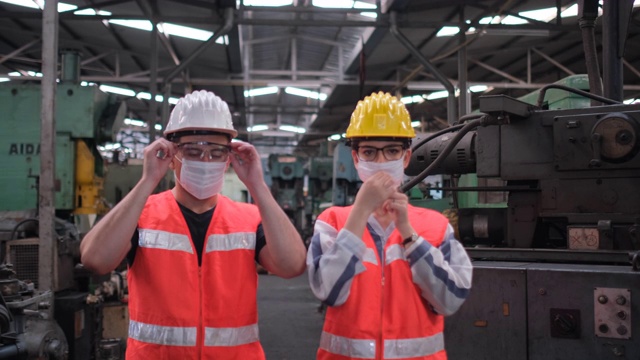 描绘两名男女工人在工作场所佩戴卫生口罩的情景视频下载