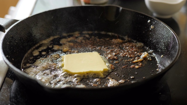 黄油在平底锅上融化视频素材