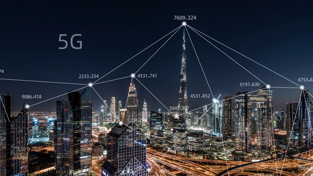 T/L PAN迪拜城市天际线和5G网络概念，从白天到夜晚/阿联酋视频素材
