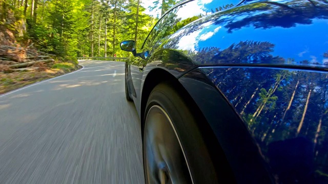 汽车行驶在空旷的风景蜿蜒的道路上，侧视视频素材