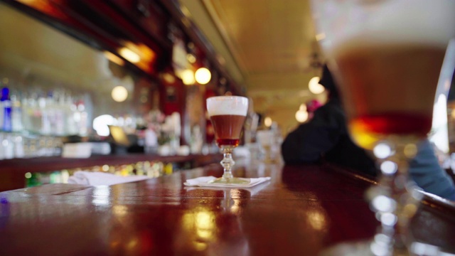 干杯和喝爱尔兰咖啡近距离酒吧视频素材