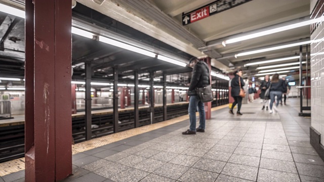 时间推移:模糊的背景行人拥挤在纽约地铁车站视频下载