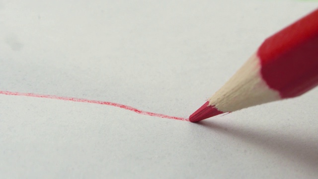 红铅笔直线在白纸背景上，微距摄影视频下载