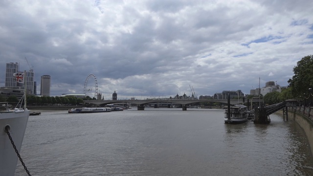 在蓬松的云下，摇摄伦敦河畔。视频下载