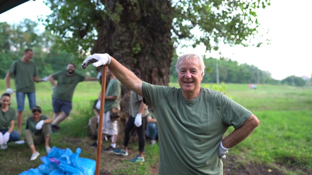 老人和一群志愿者在清理完大自然后一起休息视频下载