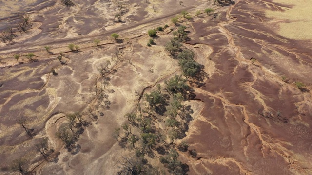 4k分辨率的移动无人机视频在干燥的牧场，干旱显示澳大利亚内陆的干旱水道模式视频下载