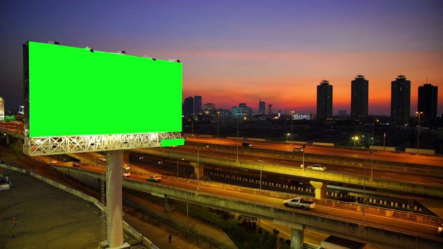 夕阳西下的泰国曼谷高速公路上的绿色广告牌视频下载