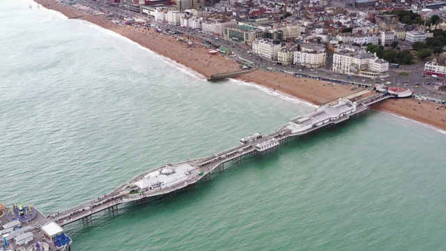 高角度跟踪拍摄显示布莱顿海岸线和码头，英国，英国视频下载