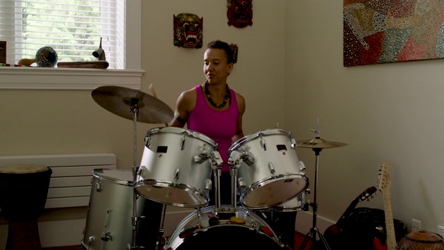 女人在家里打鼓和练习鼓视频下载