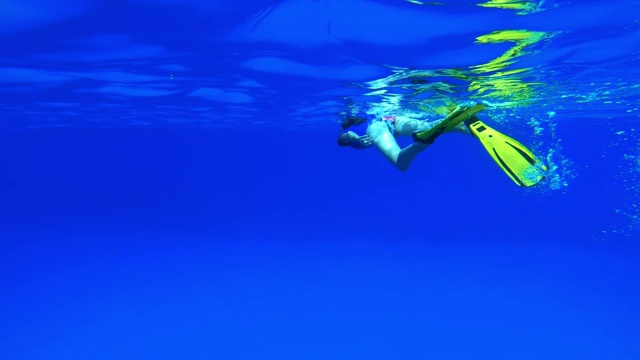 女人浮潜在一个清澈的水在夏威夷视频素材