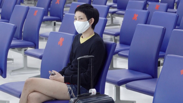 女士在机场候机厅戴口罩视频素材