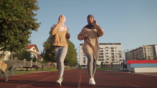 穆斯林妇女在跑道上慢跑视频下载