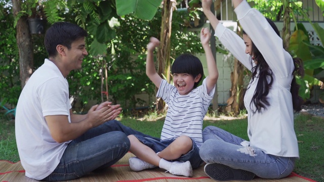 快乐的亚洲家庭玩石头剪刀布游戏视频素材