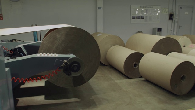 自动折纸机。造纸厂，4K镜头视频下载