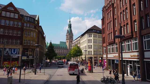 飞过德国汉堡市的街道。视频下载