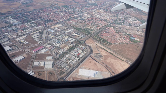 从飞机窗口俯瞰工业区。马德里,西班牙。视频下载