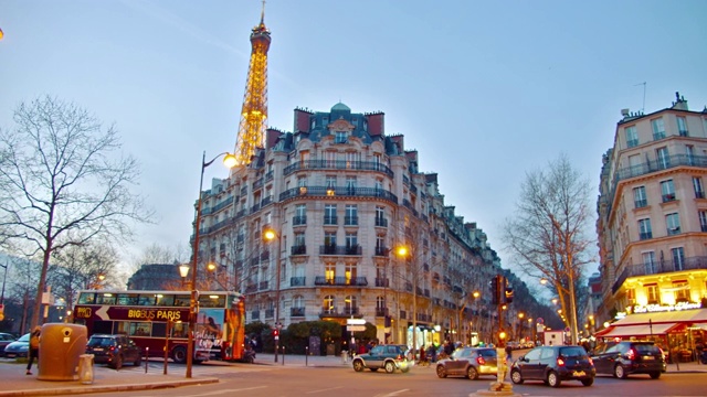 傍晚的巴黎大街。埃菲尔铁塔。商店。视频素材