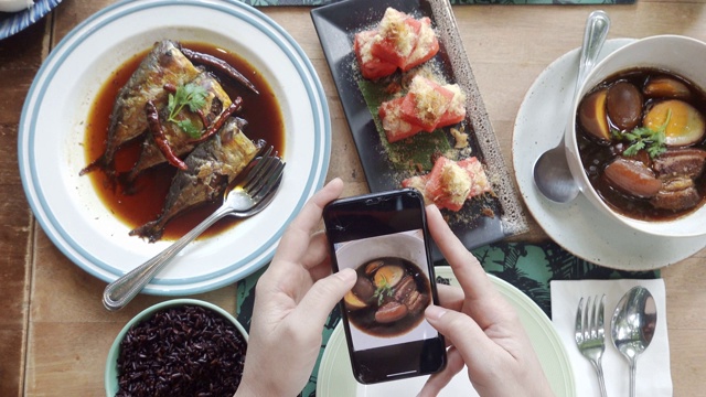 近距离的女人用智能手机拍照的食物视频下载