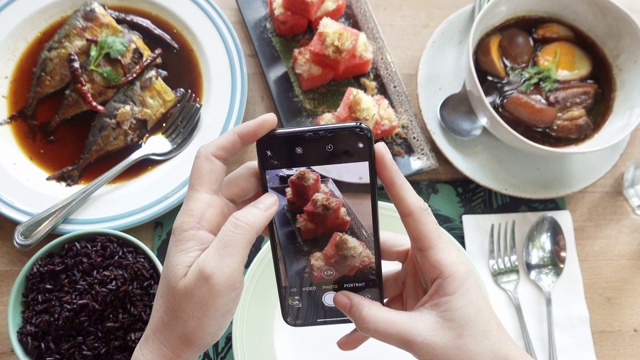 近距离的女人用智能手机拍照的食物视频素材