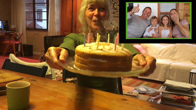 2019冠状病毒病期间，祖母在与家人视频通话时吹生日蜡烛视频素材