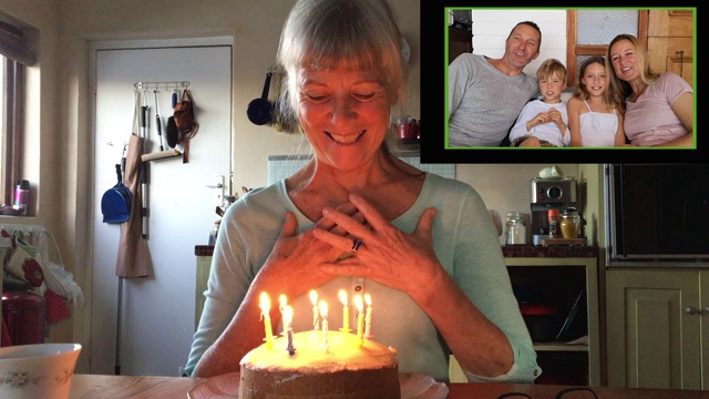 2019冠状病毒病期间，祖母在与家人视频通话时吹生日蜡烛视频素材