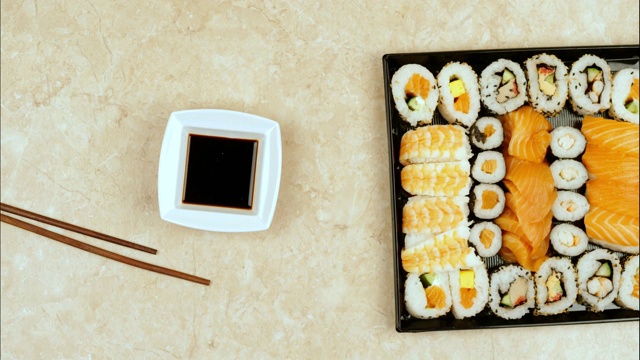 日本寿司的食物。寿司和金枪鱼，鲑鱼，虾，螃蟹和鳄梨卷。各式各样的寿司。停止运动视频素材