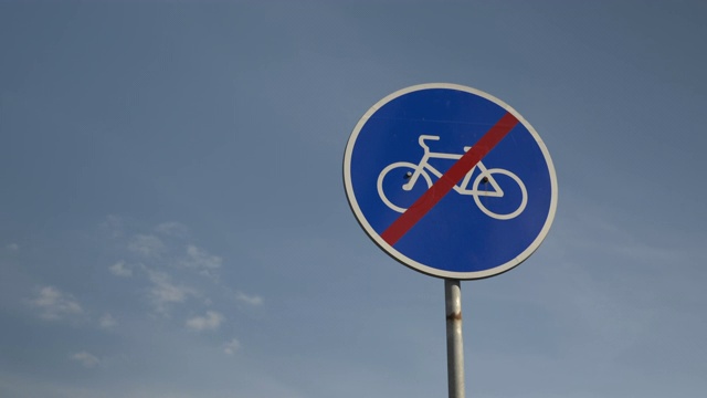 蓝天下的“不准骑自行车”标志牌。禁止骑自行车的交通标志。“没有自行车”的迹象。禁止自行车在步行街上行驶的招牌视频下载