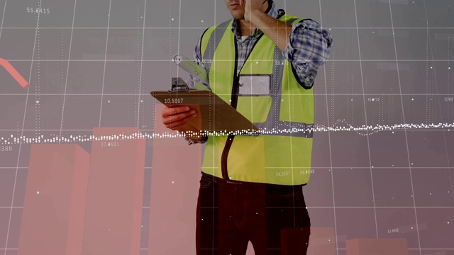 图形数据移动与男性建筑师在智能手机上的剪贴板交谈视频素材