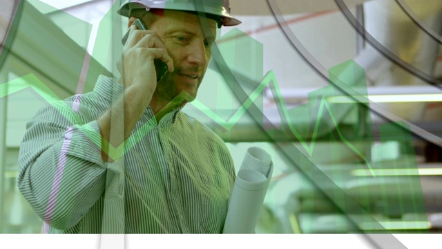 绿色的图形和向下的箭头指向正在用智能手机说话的男性建筑师视频素材
