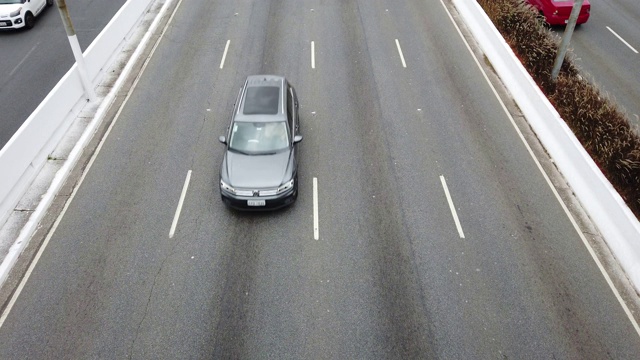 在一个大的多车道大道上的汽车交通-高角度视图-实时视频下载