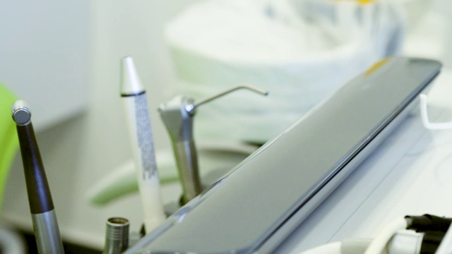 牙科器械和椅子在一个诊所的特写视频。医疗机构的保健和治疗理念视频素材