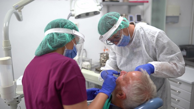 牙科小组在牙科诊所进行牙科手术视频素材