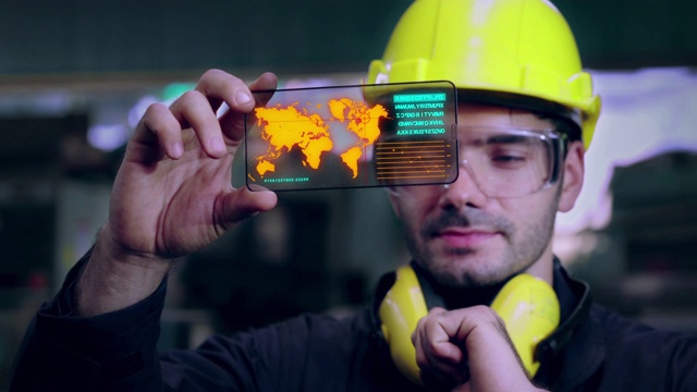 工厂工人使用未来的全息屏幕设备来控制制造视频素材