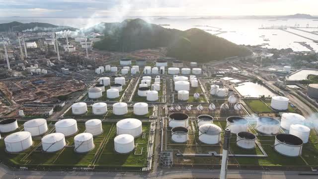 航拍无人机POV拍摄石油石化仓库东南亚日出日落油气炼厂工业背景视频下载