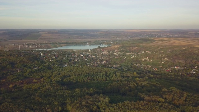 飞越秋景。摩尔多瓦Draslicheny村附近的自然丘陵视频素材