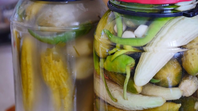 用大玻璃瓶做泡菜，准备夏季泡菜，准备自制泡菜，视频下载
