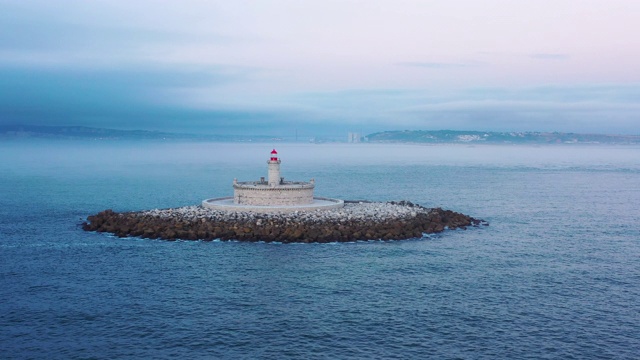 大海中央的灯塔，多雾的环境视频素材