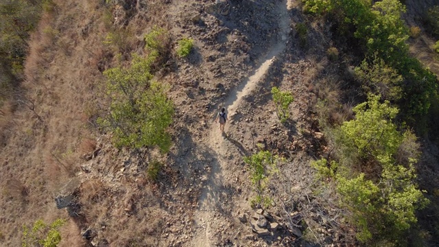一个年轻人在山里徒步旅行的航拍照片视频下载