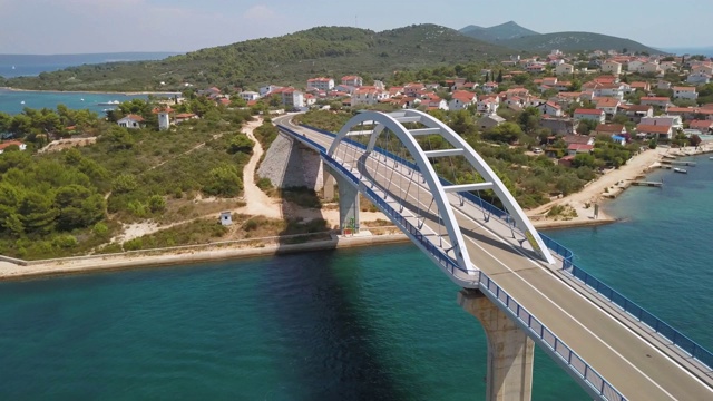 空中拍摄的美丽的桥在海上与汽车行驶视频下载
