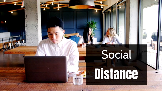在咖啡店工作的人的社会距离的标志动画视频下载