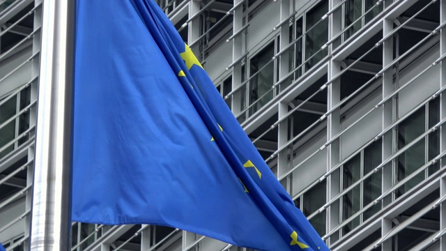 4 k。布鲁塞尔Berlaymont大楼前飘扬的欧盟旗帜视频素材