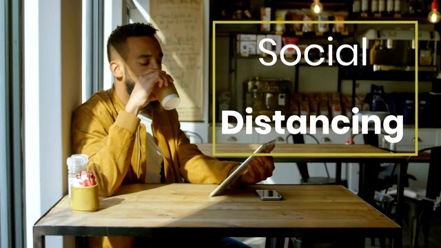一个在咖啡店工作和喝酒的白人男子的社交距离的动画视频下载