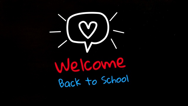 动画的心在一个演讲气泡与文字欢迎回到学校在黑色的背景数字视频下载