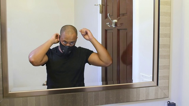 一名黑人戴着面具的慢镜头视频素材