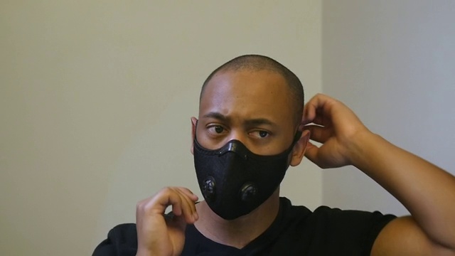 特写的黑人男子脱下通气面罩在慢镜头视频素材